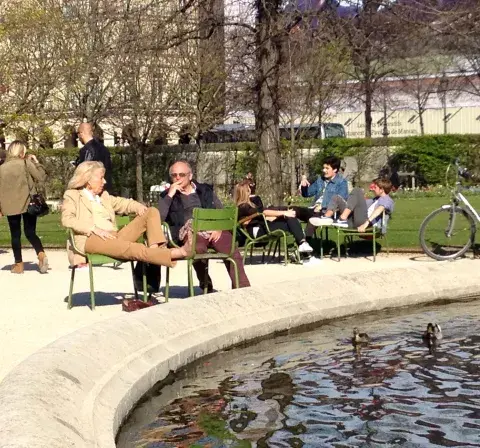 Una señora muy pituca, relajando los pies en Tuileries Una señora muy pituca, relajando los pies en Tuileries