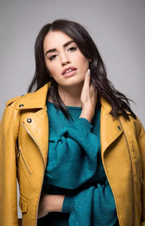 Chaqueta (Koxis, $2990), suéter (Tucci, $2250), falda (Yagmour, $1399). Chaqueta (Koxis, $2990), suéter (Tucci, $2250), falda (Yagmour, $1399).