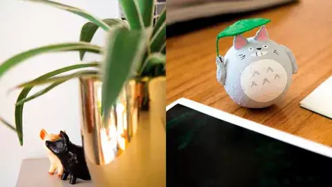 El escritorio es su rincón preferido: "Es simple, útil y ordenado". Sobre la tabla, Totoro (de la peli animada japonesa Mi vecino Totoro) y algunas postales orientales