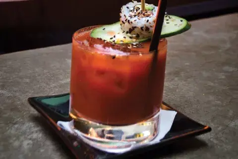 Riquísimo Sushi Mary en Danzón, lleva Vodka Smirnoff,  sake, jugo de tomate, pepino fresco, un toque de wasabi y, para decorar, un sushi roll.