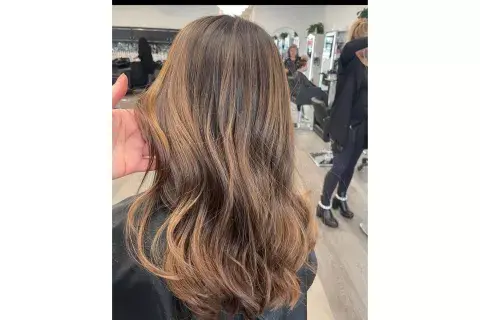 Caramelo sobre castaño. Foto: Instagram/@missjane_doeshair Caramelo sobre castaño. Foto: Instagram/@missjane_doeshair