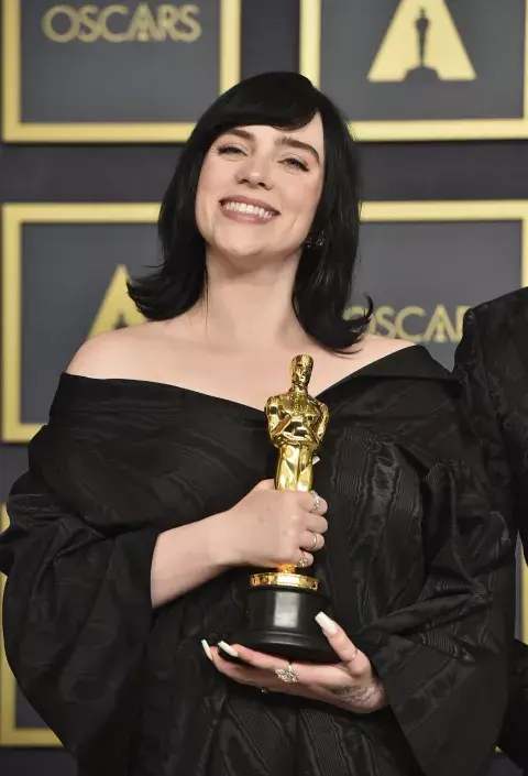 Billie Eilish, ganadora a Mejor Canción por “No Time to Die” Billie Eilish, ganadora a Mejor Canción por “No Time to Die”