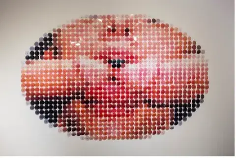 La técnica en su obra Untitled se compone de 964 fotografías monocromáticas sobre acetato. La técnica en su obra Untitled se compone de 964 fotografías monocromáticas sobre acetato.