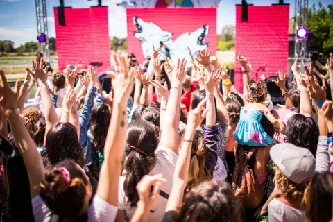 Una de las postales más representativas del día: mujeres bailando llenas de energía. Una de las postales más representativas del día: mujeres bailando llenas de energía.