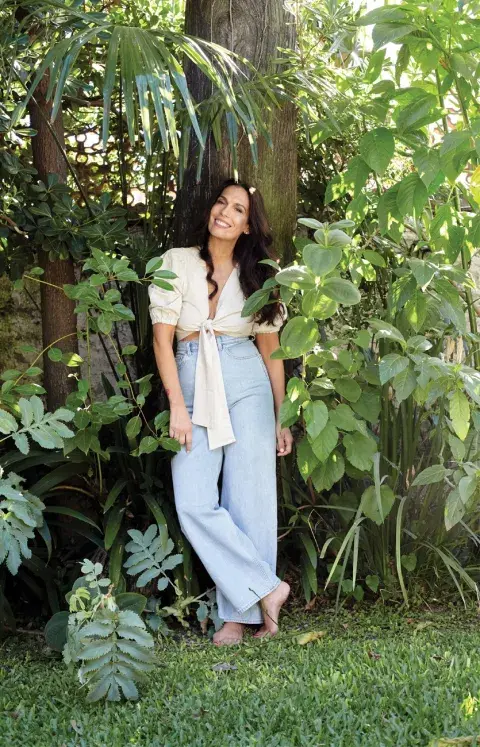 Jeans, Levi´s, $8480. Top, Valentina Karnouby, $8560. 