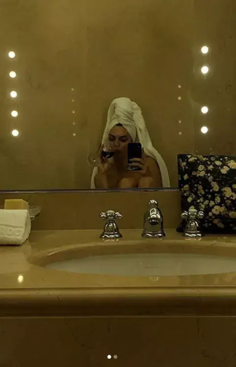 Kendall Jenner, una de las reinas de las #bathroomselfies, que no pierde oportunidad de hacerse dichas fotos. Kendall Jenner, una de las reinas de las #bathroomselfies, que no pierde oportunidad de hacerse dichas fotos.