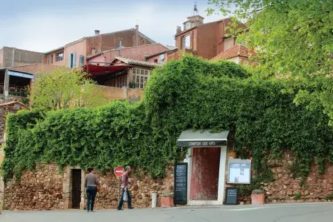 Todo rojo. Roussillon te va a apasionar: los tonos rojizos se adueñan de todos los rincones