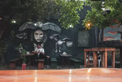En Las Cuevas también hay barra de tragos y las distintas variedades de su cerveza artesanal.