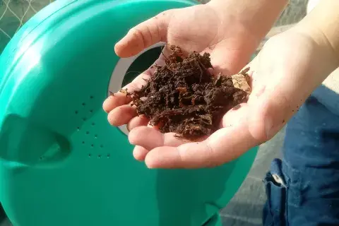 Las composteran giran, un gran recurso para los que no se animan a meter mano y revolver. Las composteran giran, un gran recurso para los que no se animan a meter mano y revolver.