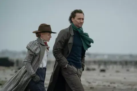 Tom Hiddleston como Will Ransome
Claire Danes como Cora Seaborne Tom Hiddleston como Will Ransome
Claire Danes como Cora Seaborne
