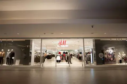 Uno de los locales de H & M de Santiago de Chile Uno de los locales de H & M de Santiago de Chile
