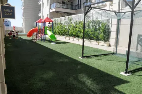 Jaula de golf y plaza para chicos en la planta baja Jaula de golf y plaza para chicos en la planta baja