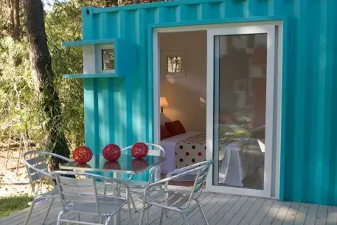 Los contenedores tienen una terracita, ideal para compartir un desayuno al aire libre Los contenedores tienen una terracita, ideal para compartir un desayuno al aire libre