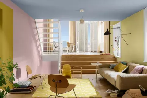 Una idea audaz y que genera sensación de cambio y de libertad es pintar el cielo raso: celeste es un color sugerido Una idea audaz y que genera sensación de cambio y de libertad es pintar el cielo raso: celeste es un color sugerido