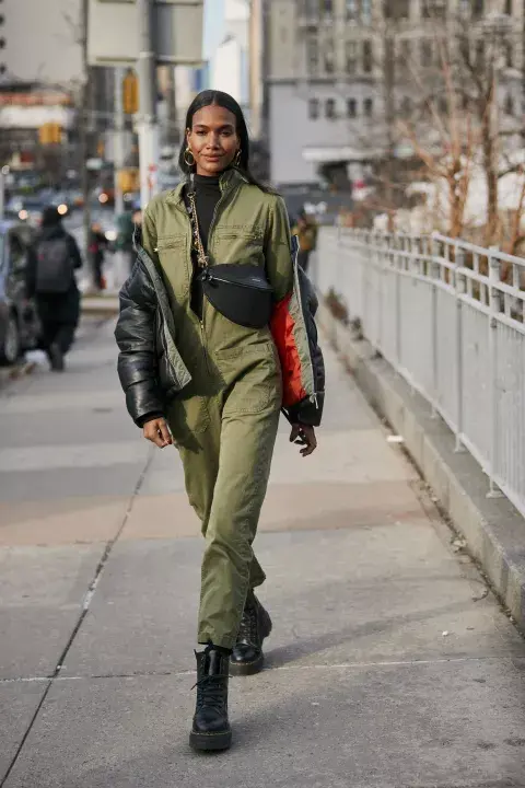 El color verde oliva/verde militar es "el" color. En prendas army, pantalones cargo, overoles, camperas avisadoras y borcegos. El color verde oliva/verde militar es "el" color. En prendas army, pantalones cargo, overoles, camperas avisadoras y borcegos.