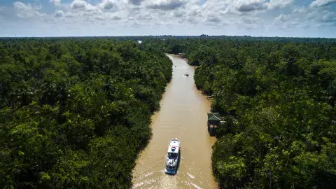 La exuberancia del río Amazonas en un viaje con pocos turistas y muchos locales La exuberancia del río Amazonas en un viaje con pocos turistas y muchos locales