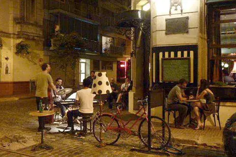 En Café Rivas, un clásico de San Telmo,se organizan conciertos de música y obras de teatro En Café Rivas, un clásico de San Telmo,se organizan conciertos de música y obras de teatro