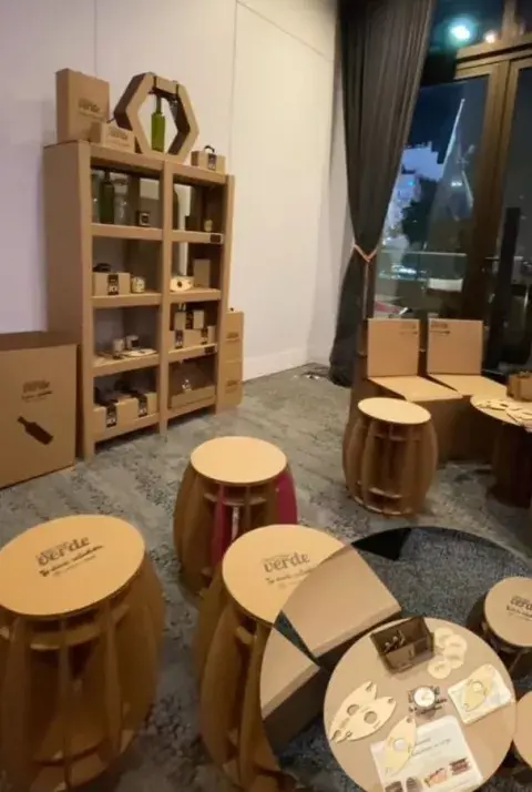Universo de cartón, presente en una feria de vinos orgánicos: brindó mesas, sillas, banquetas, sillones y exhibidores de vinos realizado con material reciclado Universo de cartón, presente en una feria de vinos orgánicos: brindó mesas, sillas, banquetas, sillones y exhibidores de vinos realizado con material reciclado