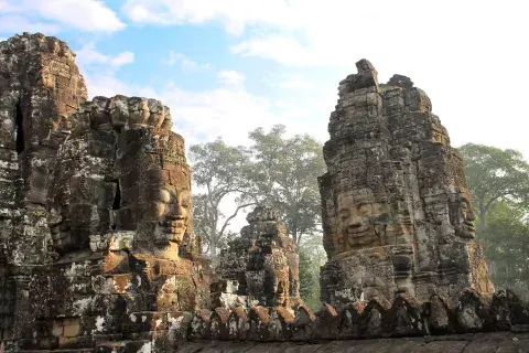 Templo de Bayón, con más de doscientos rostros de Buda. Impactante y majestuoso Templo de Bayón, con más de doscientos rostros de Buda. Impactante y majestuoso