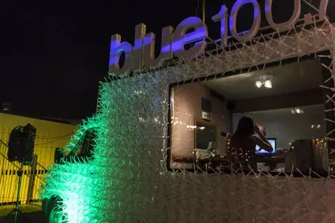 Radio Blue y su camioncito-estudio de cubiertos plásticos