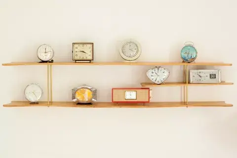 Los relojes: los rescata de ferias y mercados de cosas usadas. El diseño que tienen me mata, dice. El favorito –lo muestra como a un pequeño tesoro– es el rectangular, de borde colorado, que lleva un amplificador desplegable para escuchar la radio Los relojes: los rescata de ferias y mercados de cosas usadas. El diseño que tienen me mata, dice. El favorito –lo muestra como a un pequeño tesoro– es el rectangular, de borde colorado, que lleva un amplificador desplegable para escuchar la radio