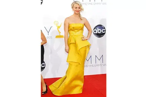 Kaley Cuoco optó por un strappless amarillo para los Emmmy Awards 2012 y completó el look con accesorios minúsculos