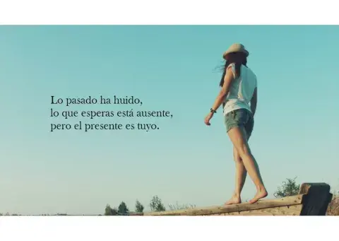 Lo pasado ha huido, lo que esperas está ausente, pero el presente es tuyo - Proverbio árabe