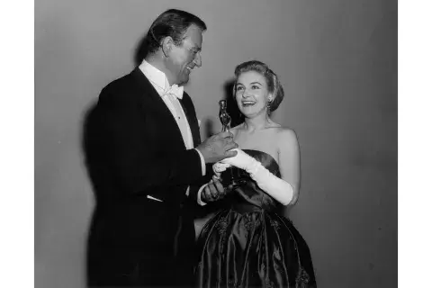 Joanne Woodward después de recibir el Oscar por su papel en "The Three Faces of Eve "