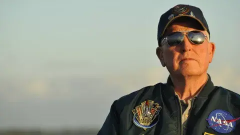 Jon McBride, uno de los astronautas que recibe a los visitantes en el Centro Espacial Kennedy Jon McBride, uno de los astronautas que recibe a los visitantes en el Centro Espacial Kennedy