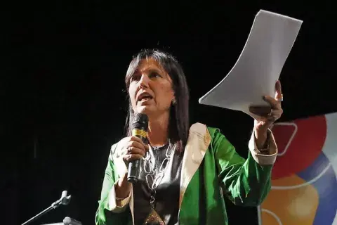 Claudia en su discurso inaugural, interrumpido por manifestantes Claudia en su discurso inaugural, interrumpido por manifestantes
