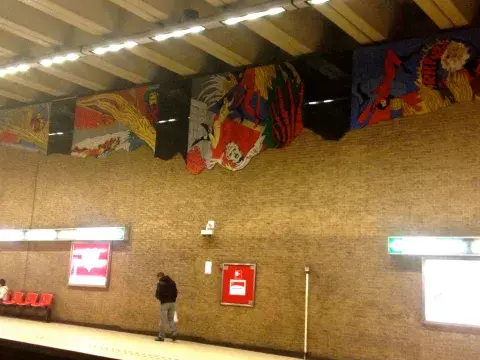 Comic de Iron Man en la estación del metro