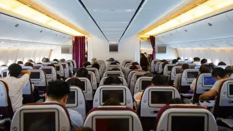 Escoger el asiento adecuado puede ayudar a mitigar las molestias de viajar en una cabina atestada de pasajeros