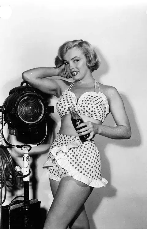 Marilyn Monroe, con su clásico pin-up style, modela un polka-dot bikini (1951). 