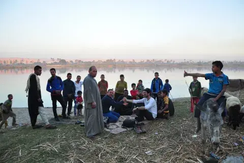 Charla con locales en Egipto. Gentileza Juan Villarino y Laura Lazzarino Charla con locales en Egipto. Gentileza Juan Villarino y Laura Lazzarino