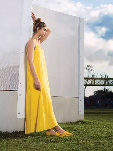 Vestido (Clara Ibarguren, $2600), mocasines (Mishka, $4280)