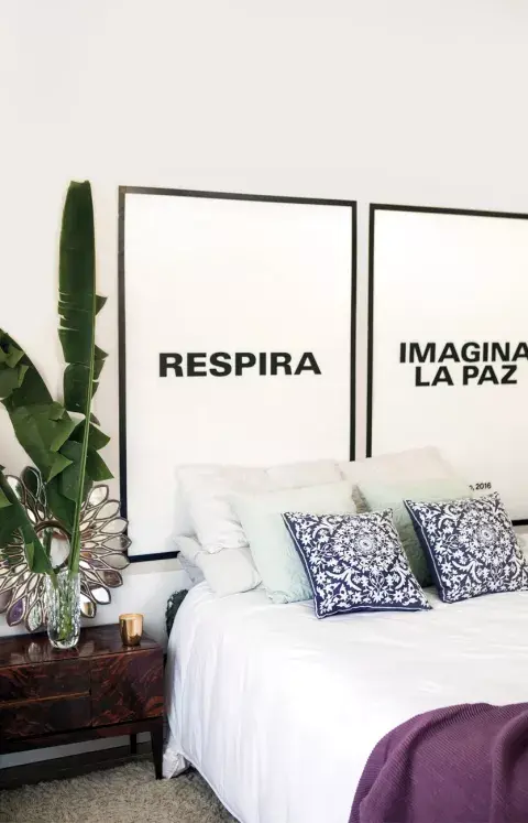 Sobre la cama blanca, almohadones y manta (Falabella). Espejo (Falabella). En el jardín, mueble de hierro (Boulevard Sáenz Peña) y juego de jarra y vasos sobre la mesa (Falabella) Sobre la cama blanca, almohadones y manta (Falabella). Espejo (Falabella). En el jardín, mueble de hierro (Boulevard Sáenz Peña) y juego de jarra y vasos sobre la mesa (Falabella)