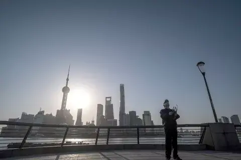 Bajaron las emisiones de contaminantes y, En China, el cielo volvió a ser celeste. Bajaron las emisiones de contaminantes y, En China, el cielo volvió a ser celeste.