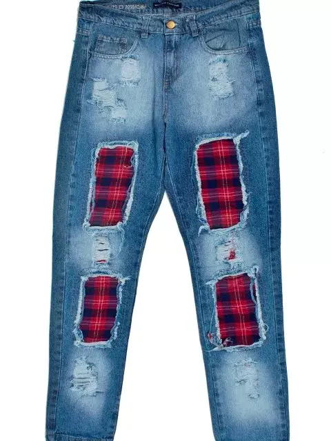 Jean boyfriends con parches de tela ($879, Madness Clothing) Jean boyfriends con parches de tela ($879, Madness Clothing)