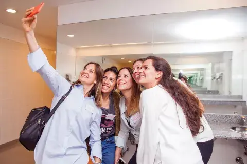 Uno de los desafíos: sacarse una selfie grupal.