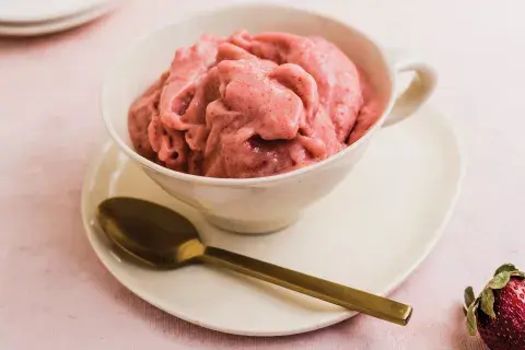 Helado de banana y frutillas. Helado de banana y frutillas.