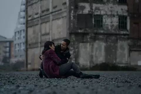 Georgina Campbell y Angel Coulby en Suspicion Georgina Campbell y Angel Coulby en Suspicion