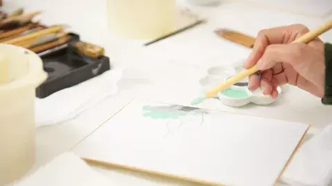 Experiencia de pintura tradicional en Tokio. Foto: Airbnb