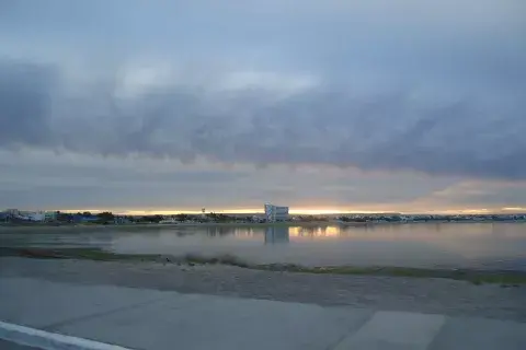 Al atardecer… Vista de la ciudad y el hotel Rayentray que se destaca a lo lejos
