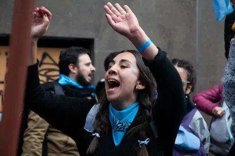 Se vive una tarde fervorosa en la plaza. Se vive una tarde fervorosa en la plaza.