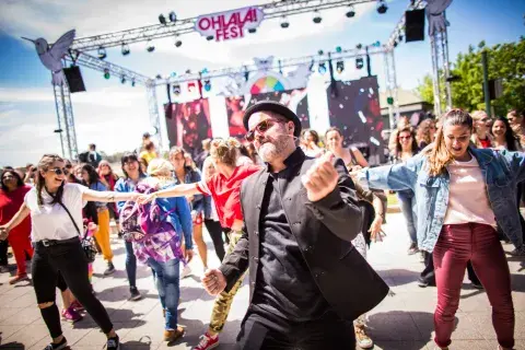 César Silveyra y la compañía Decilo Bailando, en pleno Stand rap. César Silveyra y la compañía Decilo Bailando, en pleno Stand rap.