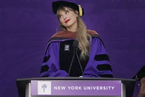 Taylor Swift durante la ceremonia en New York University Taylor Swift durante la ceremonia en New York University