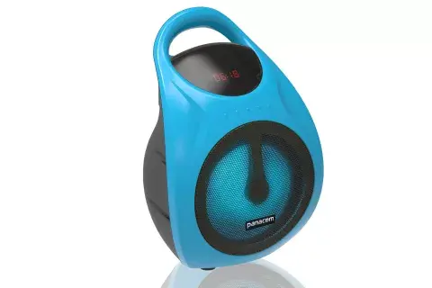 De música ligera. Parlante portátil, con USB y ranura para tarjeta micro SD. Viene con micrófono con cable, parlante con luz led, display digital y batería recargable, $1.999, Panacom. 