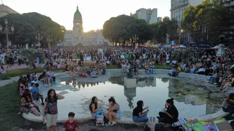 La marcha por el 8M continúa frente al Congreso de la Nación La marcha por el 8M continúa frente al Congreso de la Nación