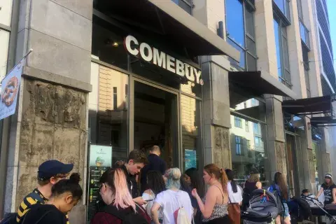 Las filas de los nuevos fans del té recién listo se convirtieron en un clásico de las tardes en el "Palermo de Berlín" Las filas de los nuevos fans del té recién listo se convirtieron en un clásico de las tardes en el "Palermo de Berlín"