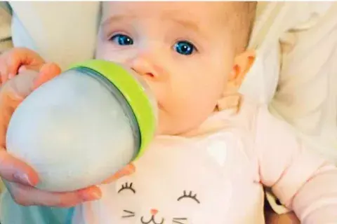 Coco Rocha publicó una foto dándole la mamadera a su beba de 5 meses y estallaron las redes Coco Rocha publicó una foto dándole la mamadera a su beba de 5 meses y estallaron las redes
